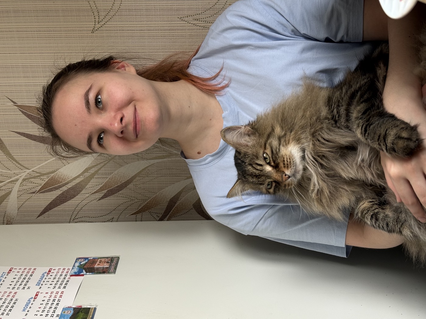 Катя с котом дома